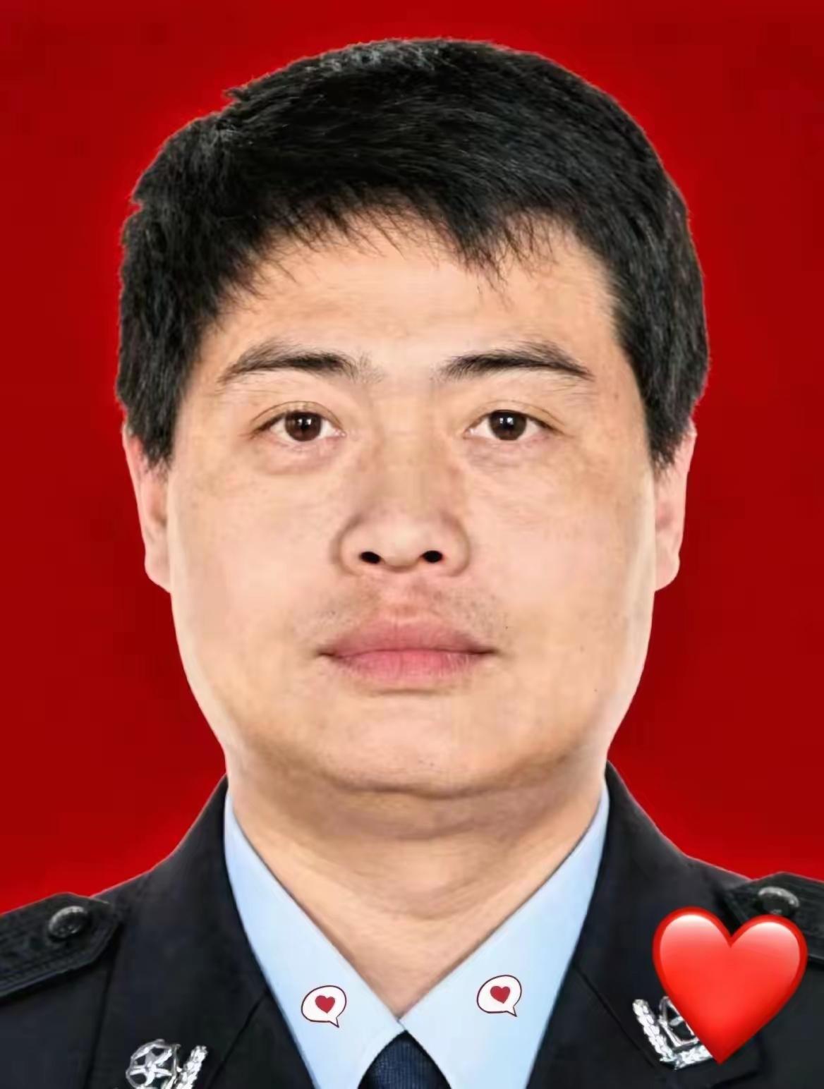 48岁的薛永清，是县公安局政委。

谁能想到，这竟是他生命最后的定格。2015年