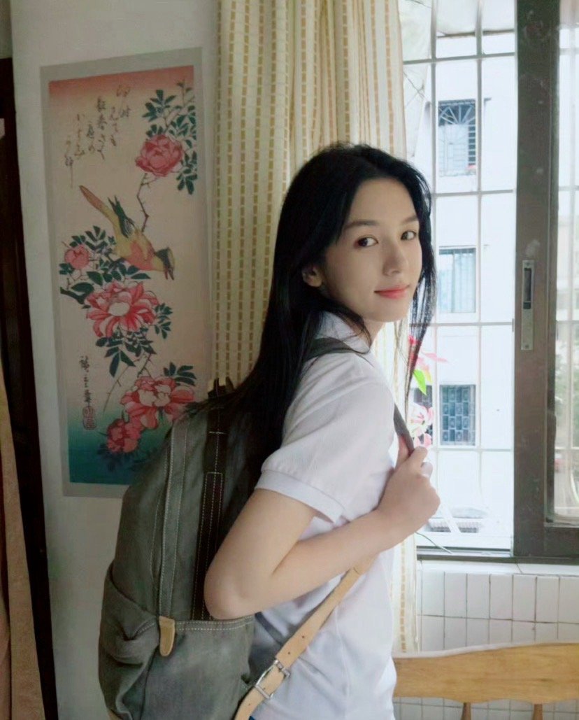 周也的氛围感真的刻在骨子里了，不管什么时候看都特别戳人，清淡又惊艳，自带故事感。