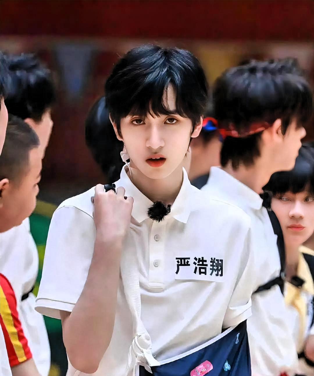 严浩翔当众摔话筒那次，我一眼就看出这孩子心里憋着一股委屈与戾气。
 
前娜扎经纪