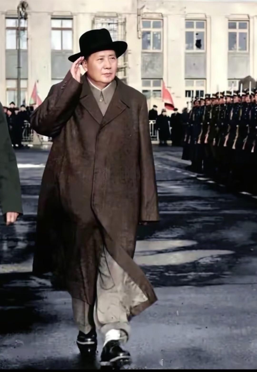 阅读教员的生平事迹与他的文献影像，我常常陷入长久的沉思。人类历史上，怎么会有这样