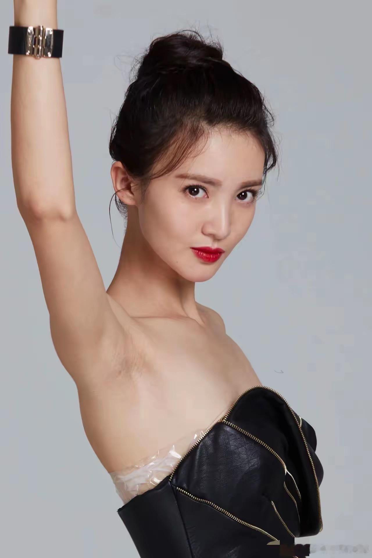 女明星其实也就是那样，全靠美颜滤镜。 ​​​