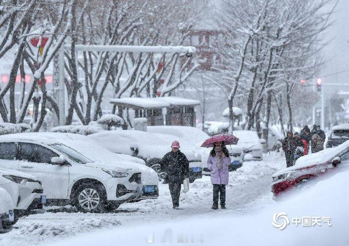 【寒潮威力显现 一组图直击各地雨雪现场】下半年首场寒潮和大范围雨雪来袭，部分地区