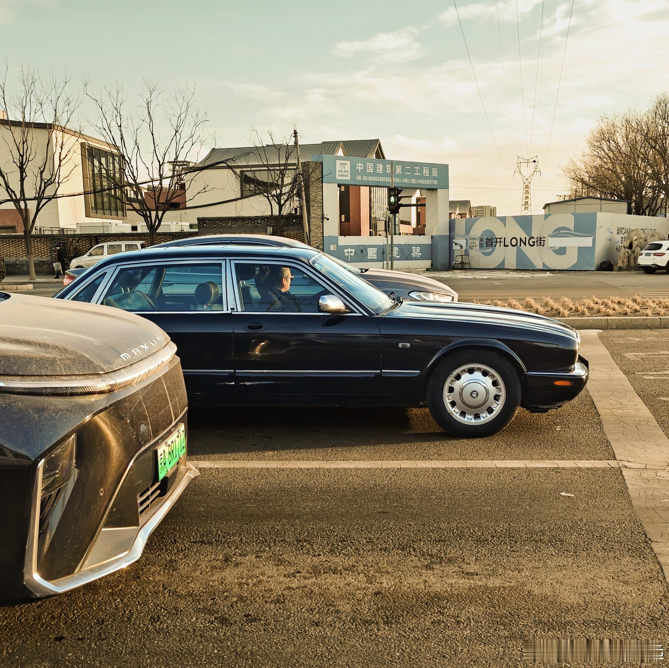 路上碰见一台老捷豹XJ雪茄车型的魅力，太板正了!经典老车