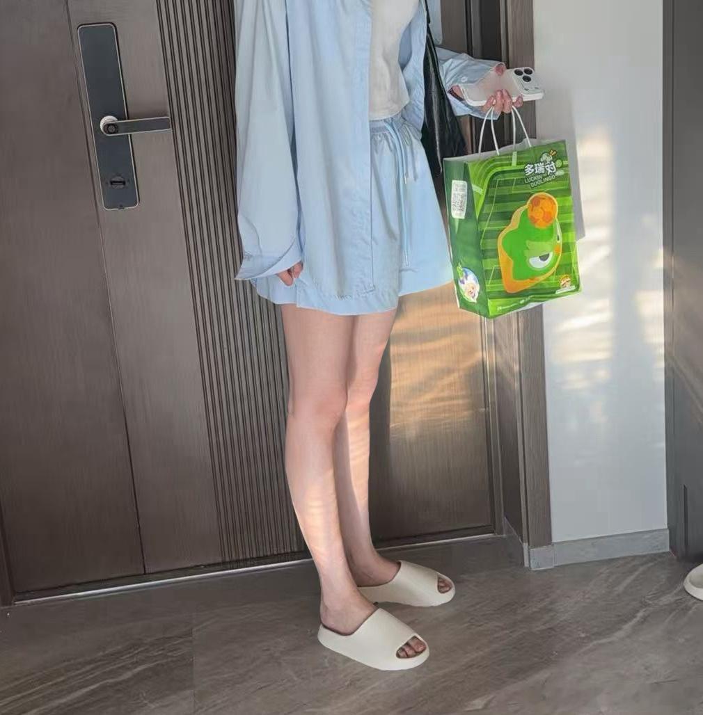 现在对美白这种事情已经研究到炉火纯青的地步了，天知道我能把小客服天生扁身黑黄发青