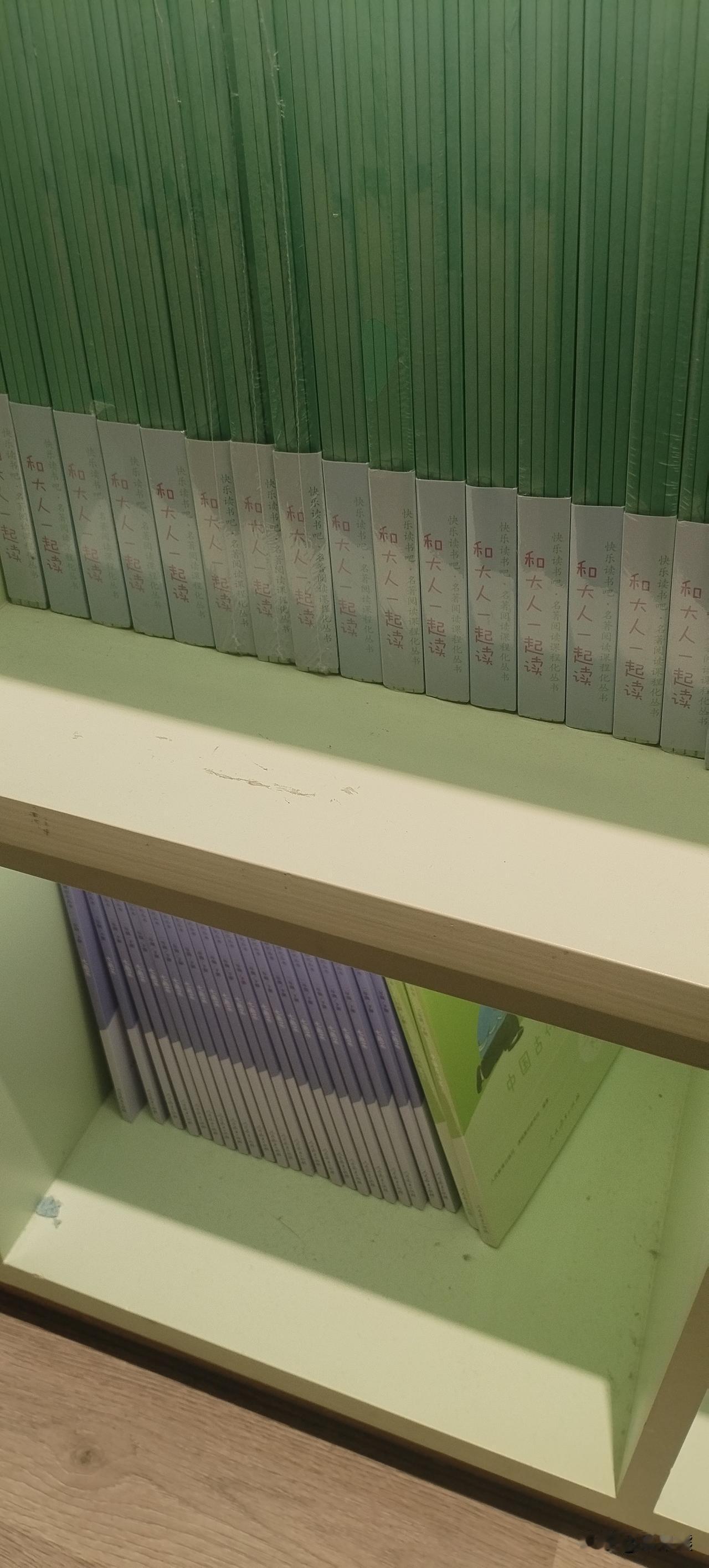 中午下班没急着回家，顺路去图书馆待了一会。里面安安静静的，只有翻书和轻轻走路的声