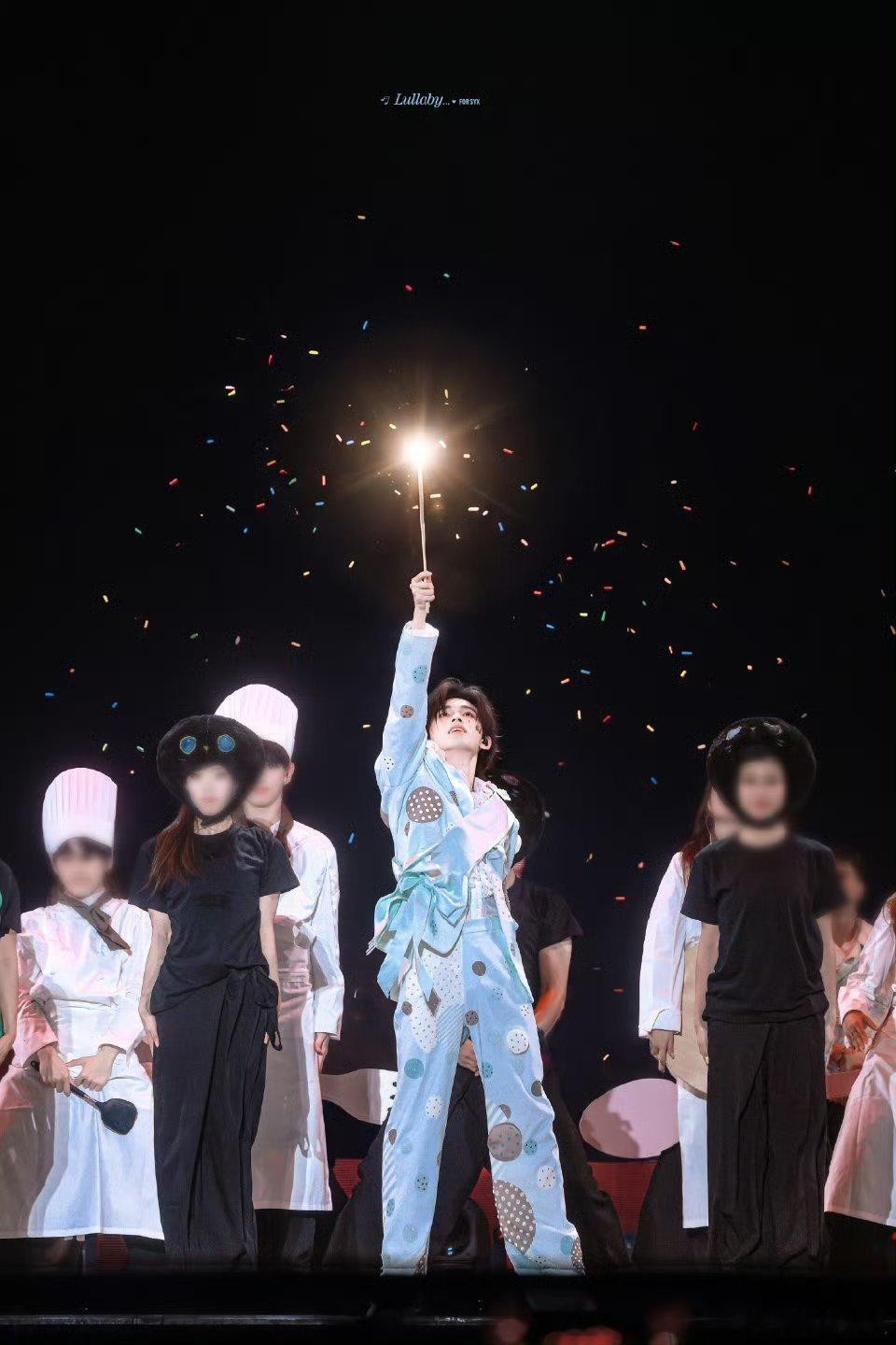 宋亚轩西装上还有一个小蛋糕 宋亚轩在时代少年团上海演唱会的《看见什么吃什么》舞台