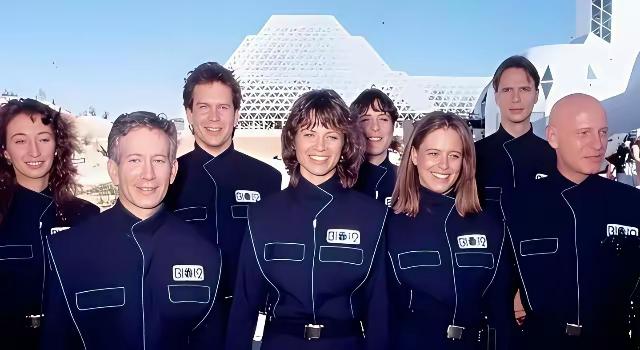 1991年，美国特意做了一个轰动全球的实验，把4男4女关在一起两年，再次打开房门