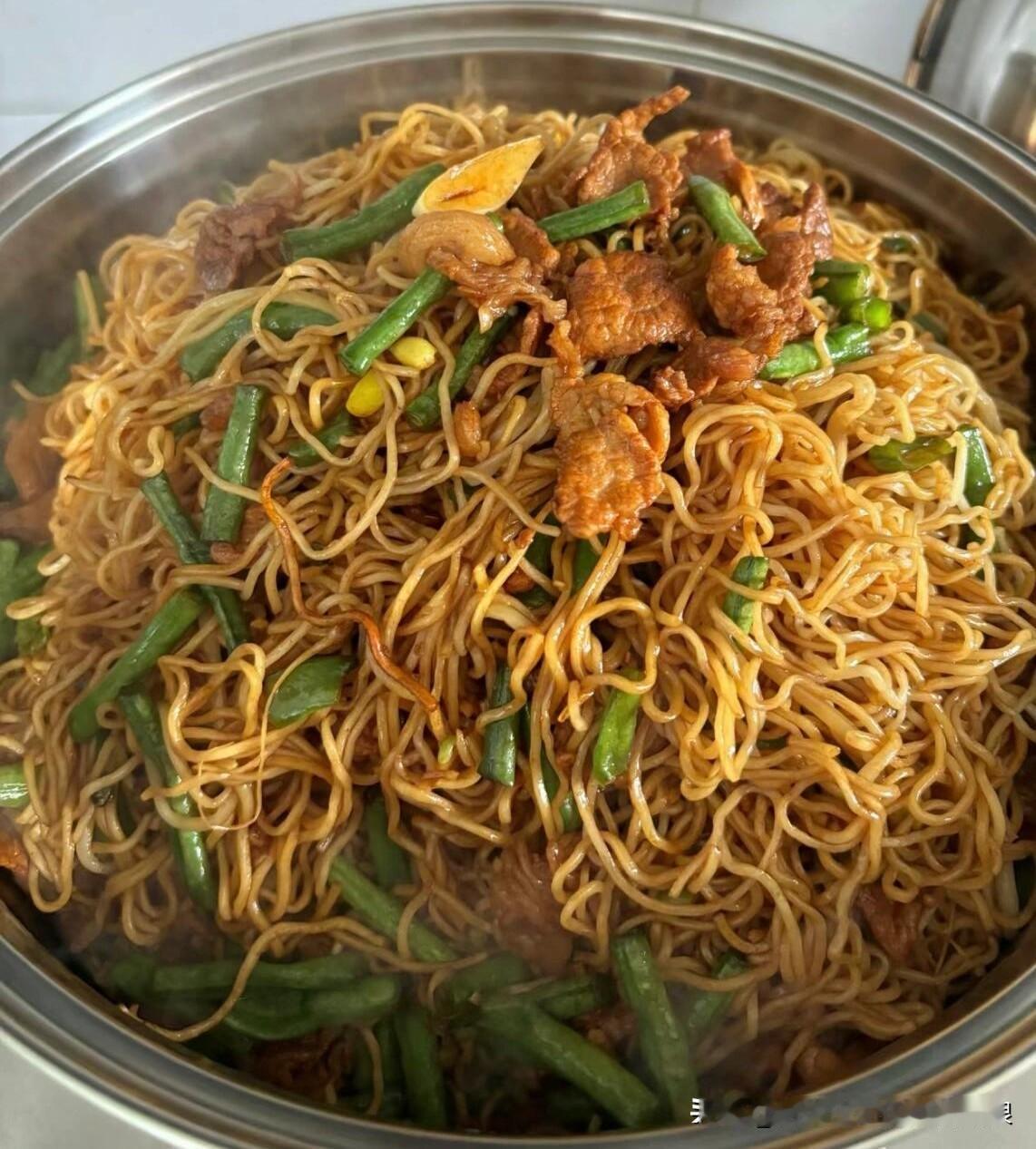 刚揭锅的焖面，香味直接窜到楼道里！咱老家这口，从小吃到大，百吃不厌。
 
做法特