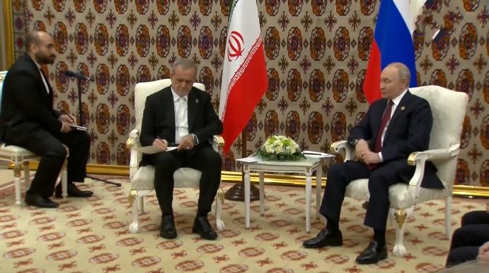 12月12日！伊朗总统和普京会晤，还拿着小本子记普京说的话！
大家都知道，这两天