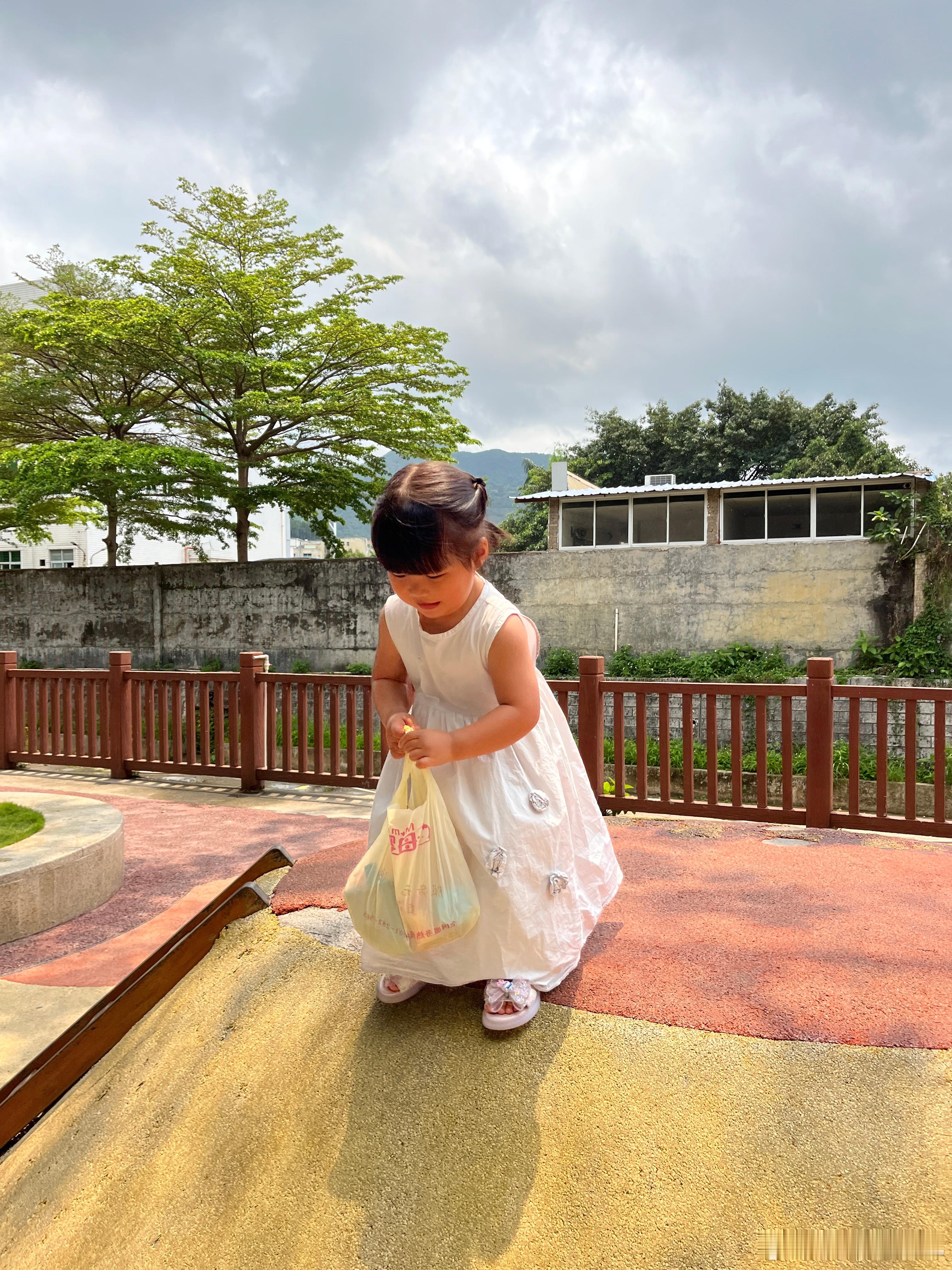 开启户外活动。本来要去她爸爸那里，想到她回来会睡觉，一直要我抱着，太累，还不是来