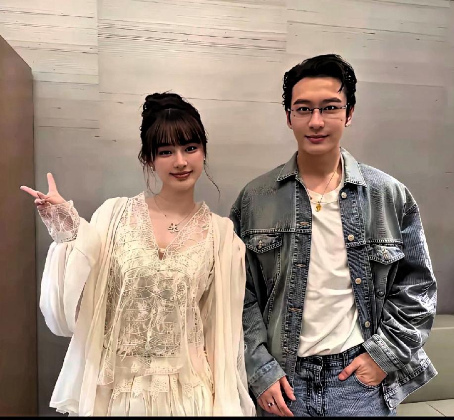 40多岁的人了，还跟没长大一样，喜欢的人一个样子，
看现在黄晓明携26岁小女友亮