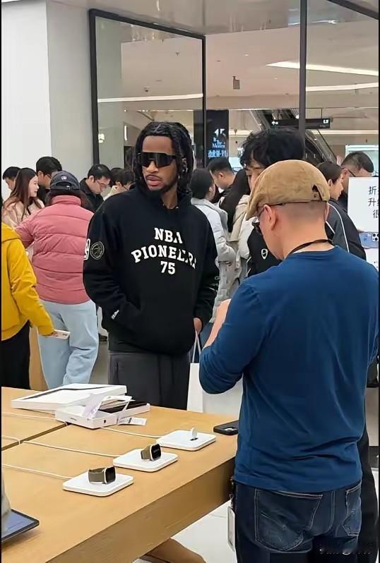 辽篮“小孩儿哥”库珀现身沈阳万象城，NBA练级成功的库珀再次加入辽篮，三场比赛场