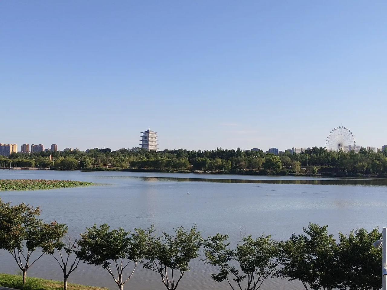 我们这里很多人在河里游泳，那一段水很深，河面又宽，他们都是老年人，偏偏喜欢在那游