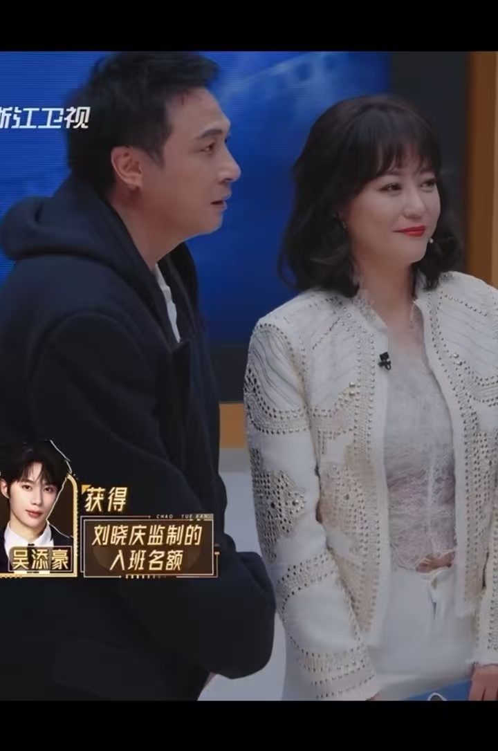 郝蕾吴镇宇像参加儿子入学的父母无限超越班 郝蕾和吴镇宇坐在一起，就是一部《父母爱