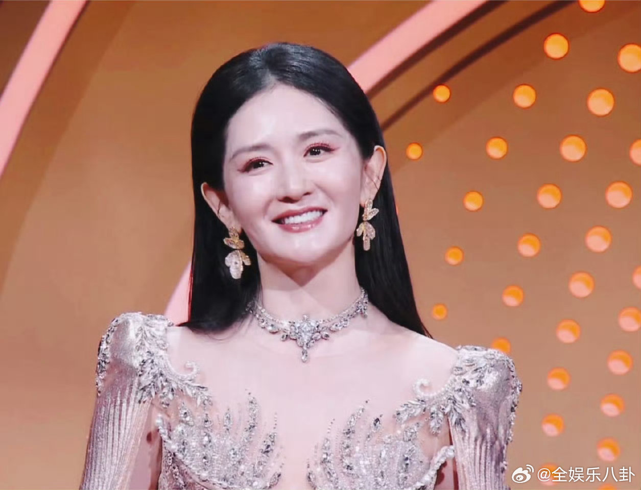 谢娜微博之夜出发图是起飞图 这组起飞图 直接把浪漫和高级感焊在身上了 