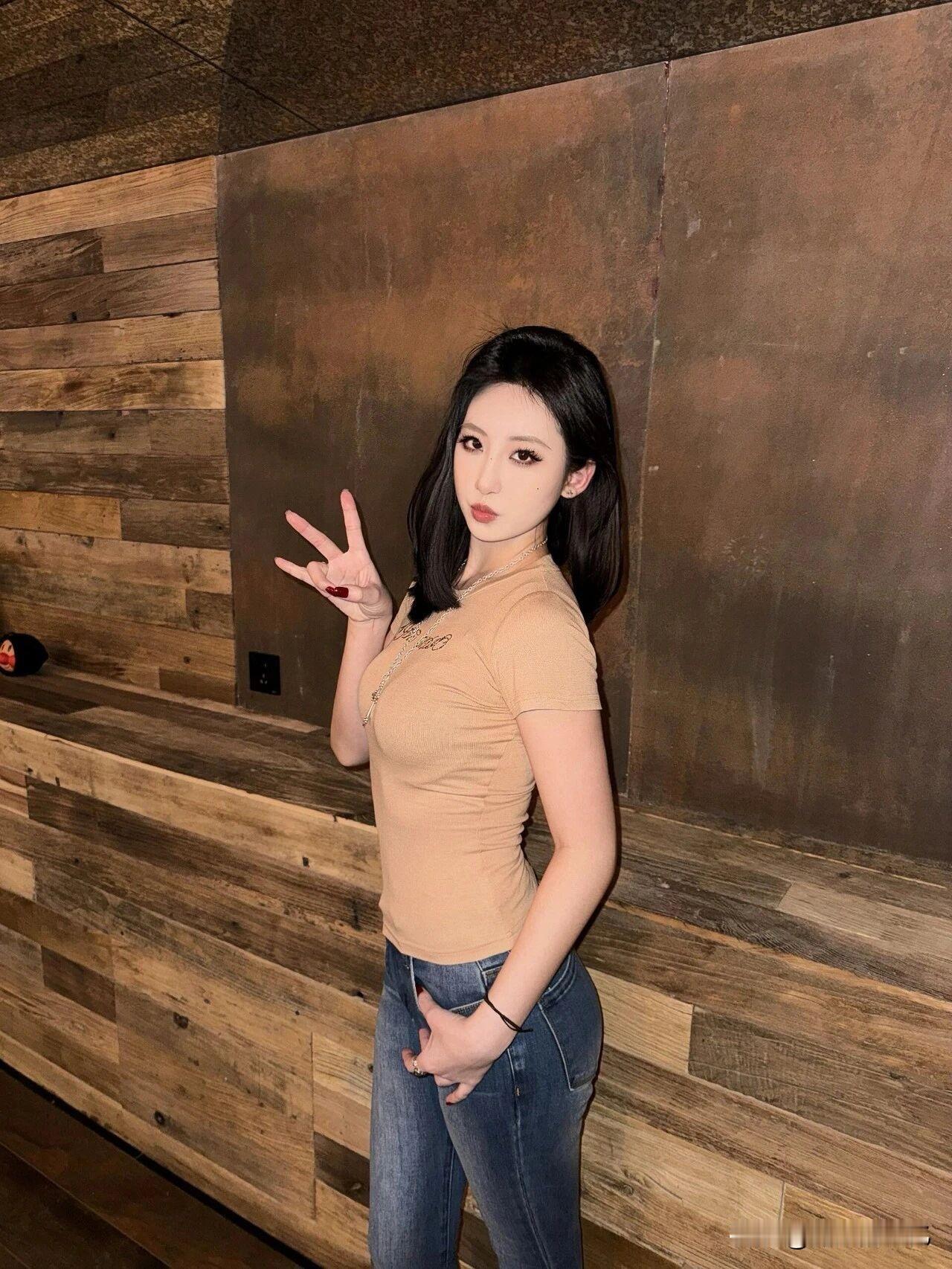 奶茶棕短T撞上微喇牛仔，再来一双毛绒高跟，走路都带港风滤镜！[比心][比心][比