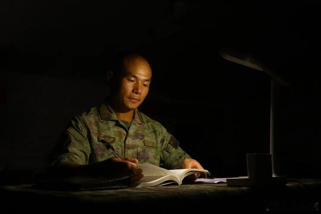 铸剑中原早安军营原原说早晚安 率先垂范立标杆，精武强能铸尖兵。早安