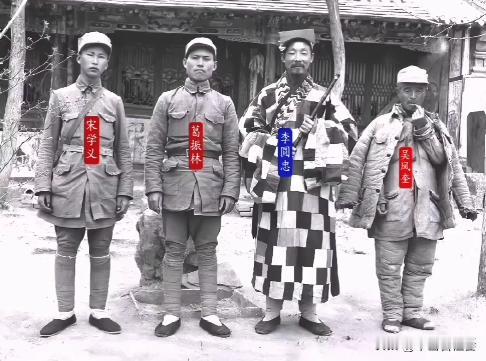 这是“狼牙山五壮士”幸存的两名八路军战士:宋学义、葛振林。
和他们的救命恩人:李