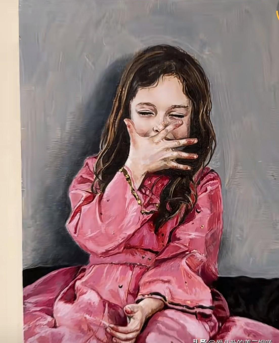 张兰逛画展，一眼相中一幅画
画里小女孩捂嘴笑，像极了孙女玥儿
网友猜汪小菲看了得