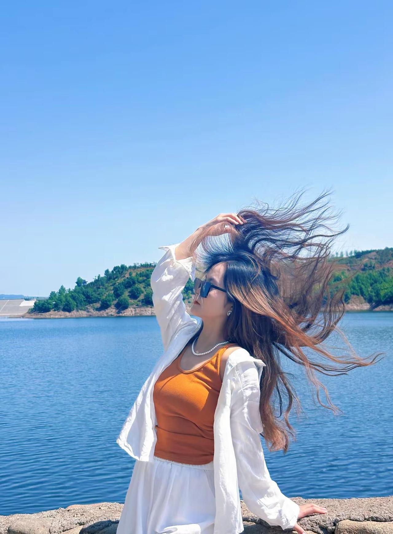 种草 背心 白色衬衣 海边 眼睛