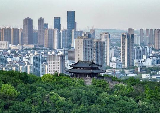 企业退休这块，交满15年最低档的，一个月大概1300到1800；交了30年左右、