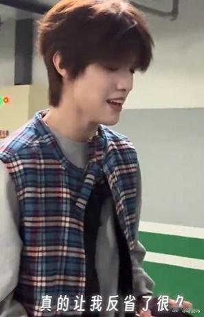 张泽禹唱两三句 谁还没听张泽禹唱的《两三句》！错过还是继续这段唱得我心都软了 