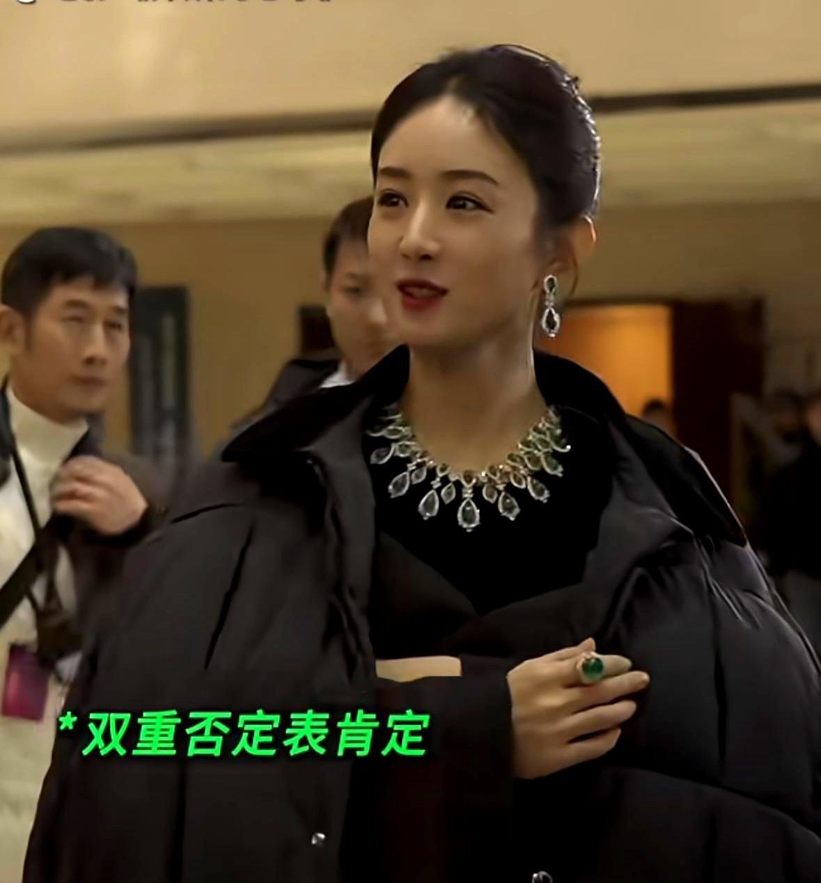 赵丽颖不光演戏，还管饭、买碗、盯特效。
别人省钱，她掏钱。
别人打卡，她熬夜改镜