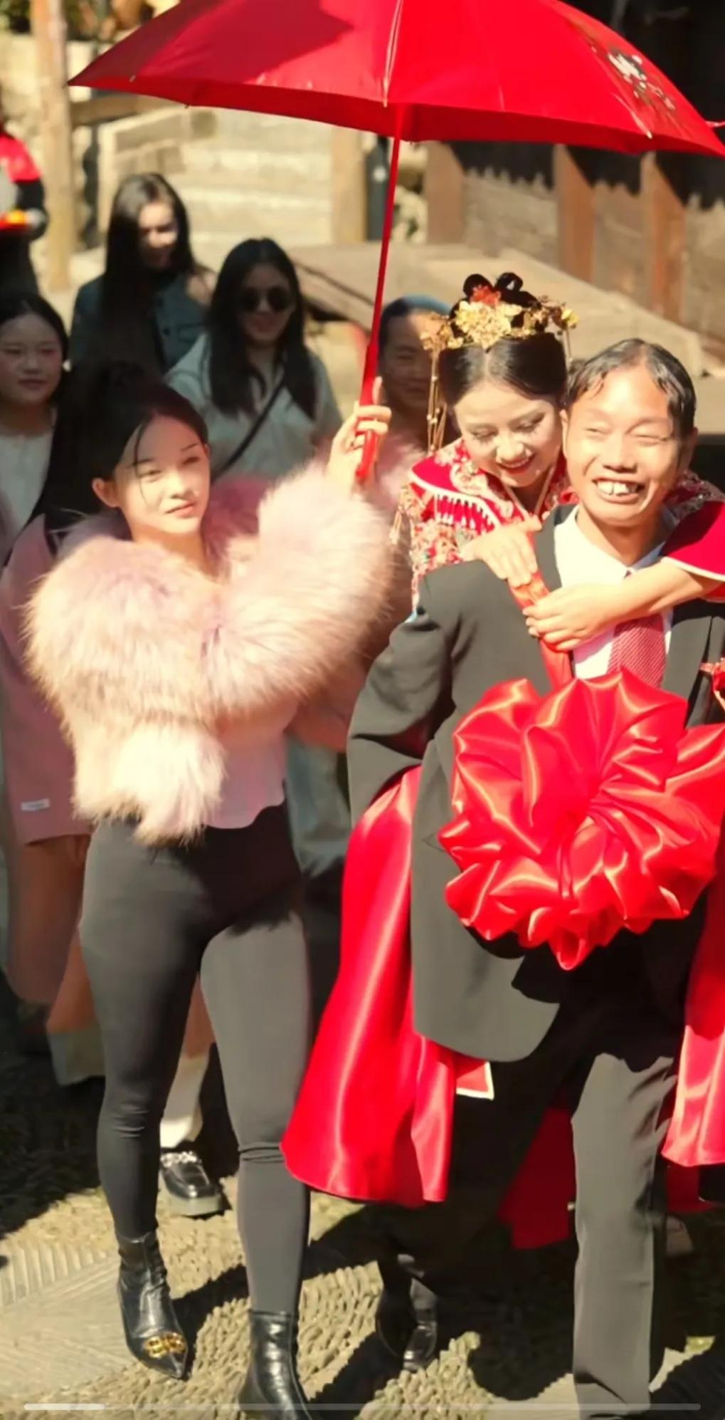 这个男人肯定有他的魅力，娶了个这么漂亮的老婆，一看就是两情相悦，双向奔赴的爱情。