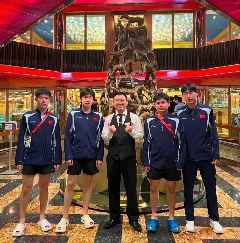 李宁的拖鞋又妥妥地火了，王队一穿没有不火的道理！​游轮工作人员也是好运了，一下跟