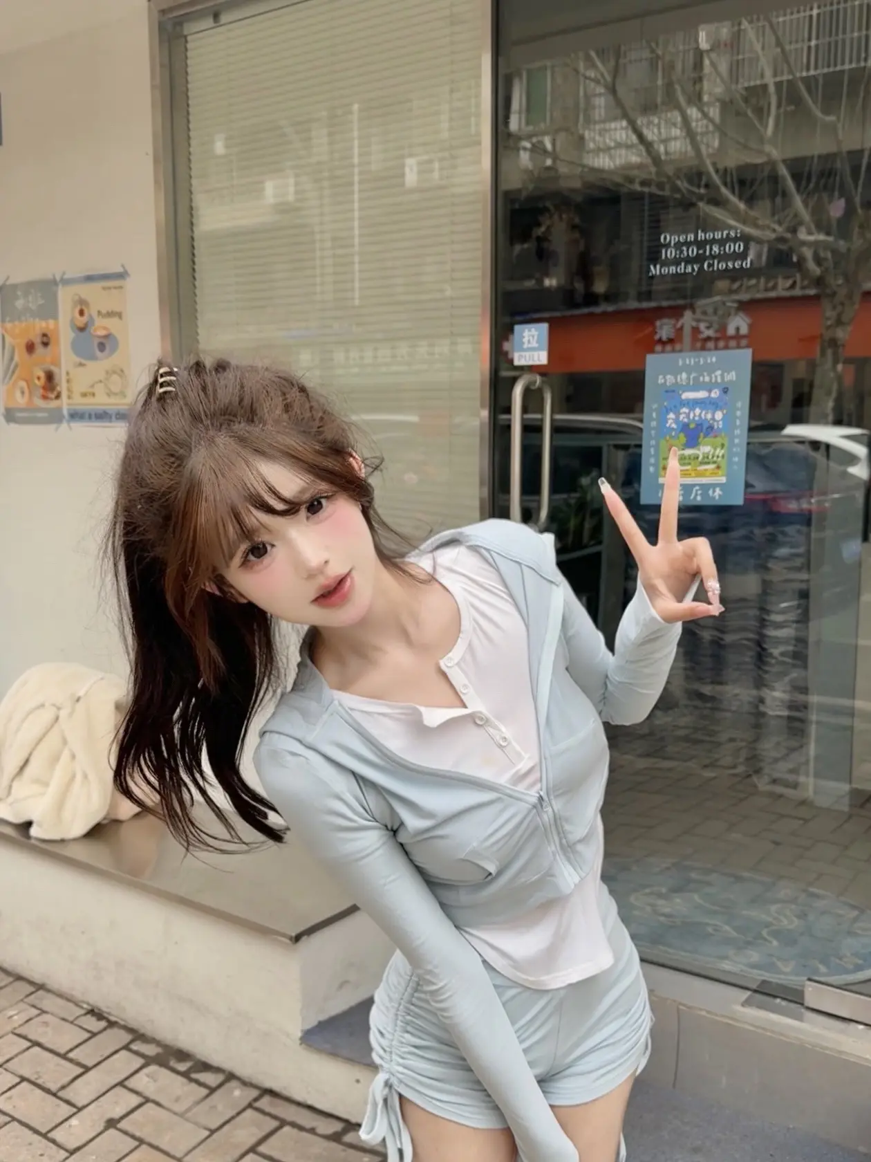 （嚼嚼嚼）你说（嚼嚼嚼）美女这玩意儿（嚼嚼嚼）是谁创造的呢（嚼嚼嚼）也太美味吧（吞咽）