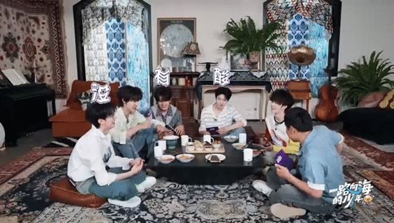 朱志鑫摆pose抽筋，徐志胜直率揉臀肌，朱志鑫高情商反问“想听实话还是假话”。为