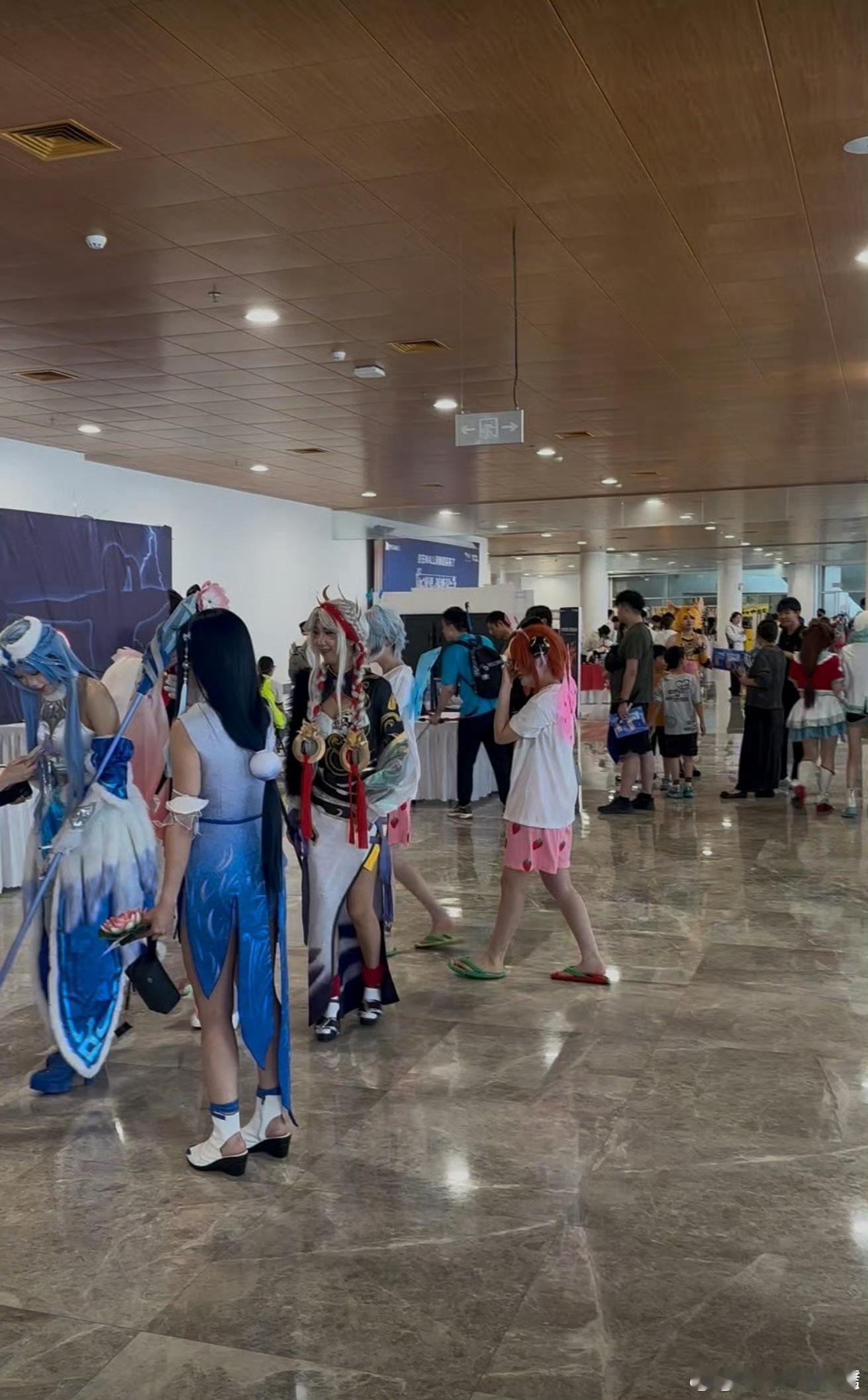 郑州五月最后一场漫展燃爆了郑州文化馆漫展周末爆火，年轻人排队打卡。coser神还