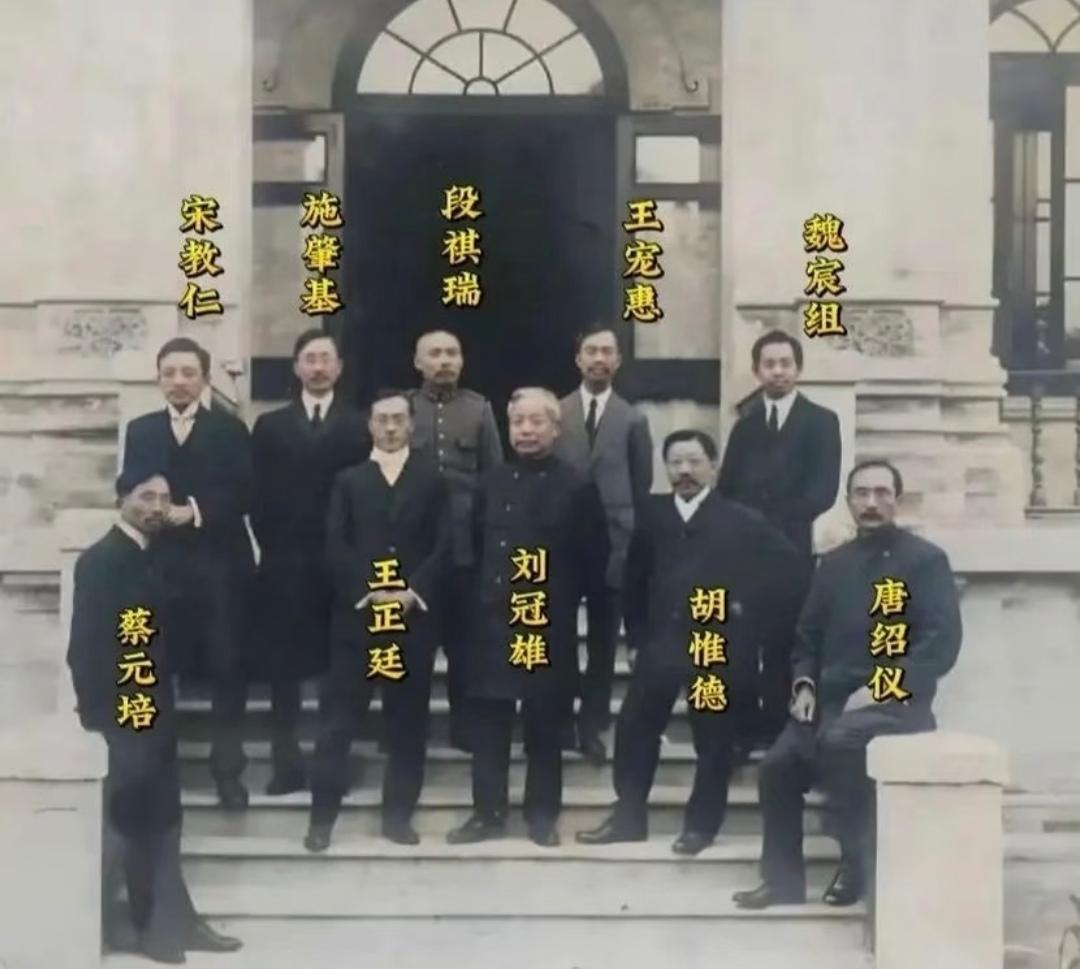 中华民国第一届内阁成员合影 。袁世凯就职后，孙中山翌日公布采行法国式责...