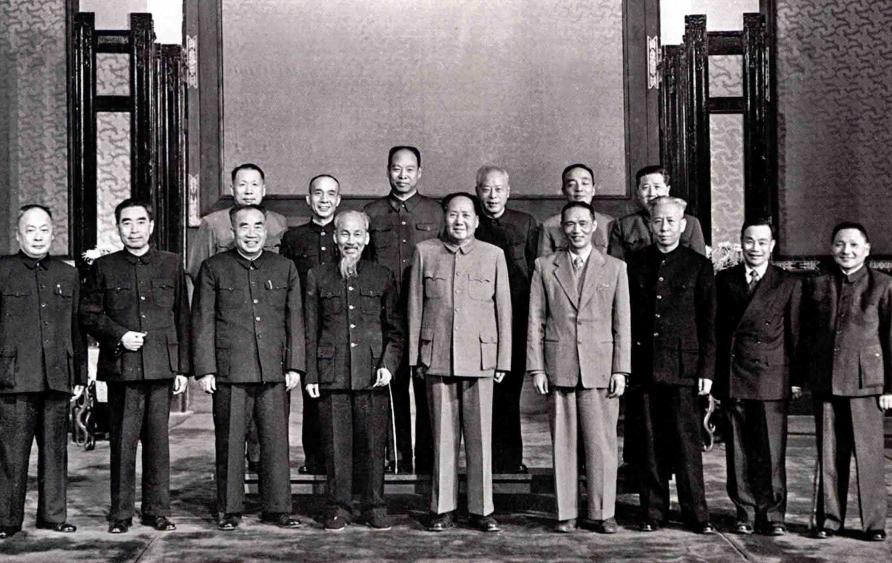 1960年11月，毛主席接见越南领导人胡志明。前排正中间是毛主席。左一是外交部长
