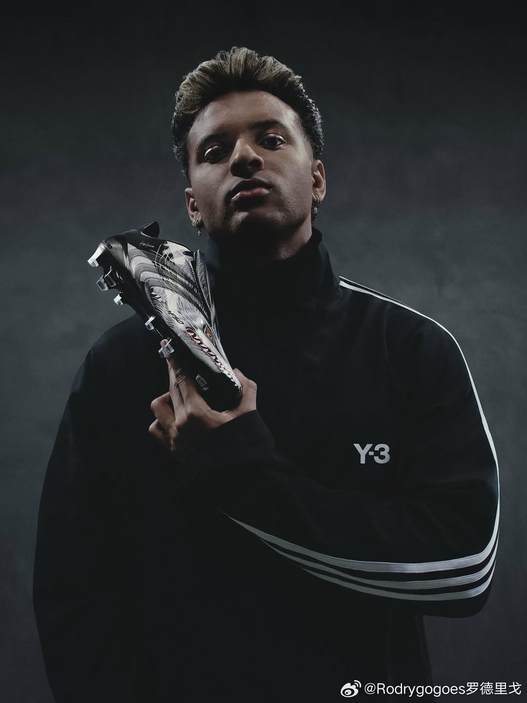 罗德里戈展示Y3与F50联名的新战靴罗德里戈西甲