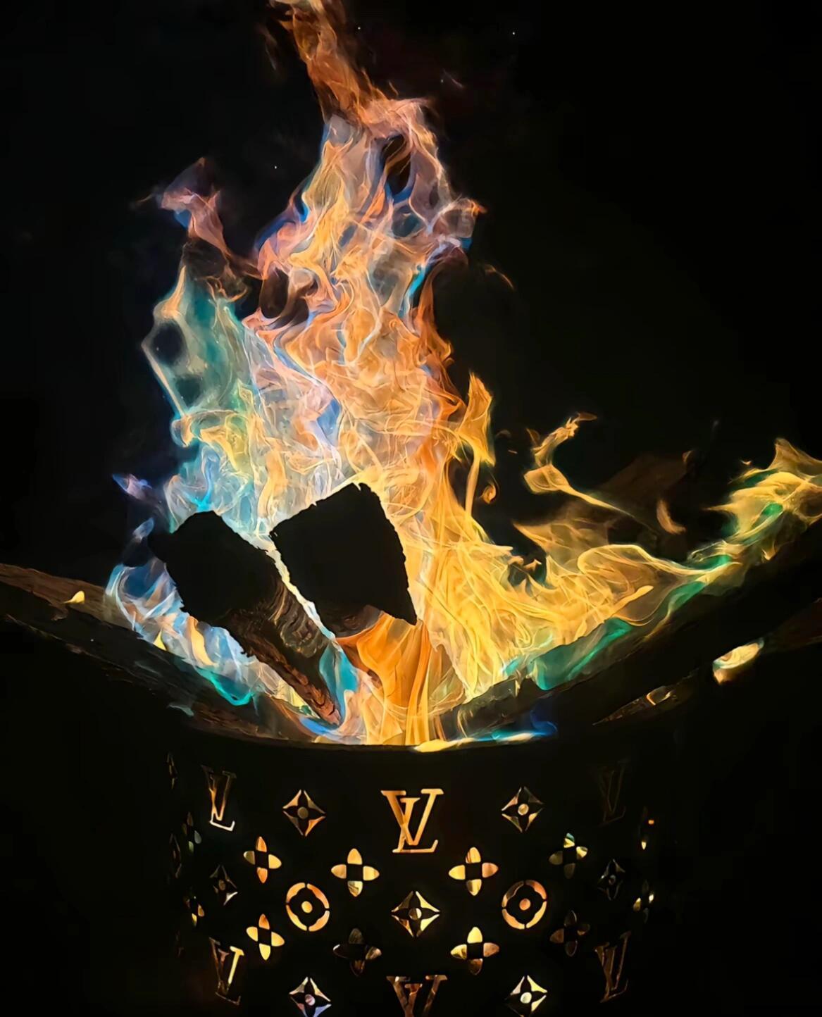 今日火盆请跨，驱邪避祟，祈福纳吉。 