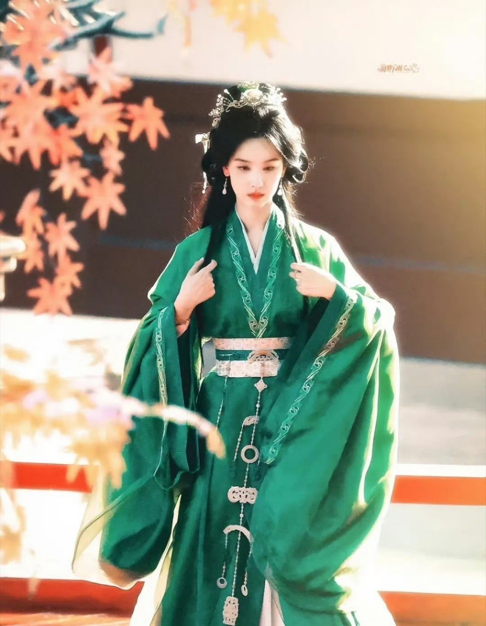 不愧是张凌赫看上的女主 美腻又端庄 ～～～ 