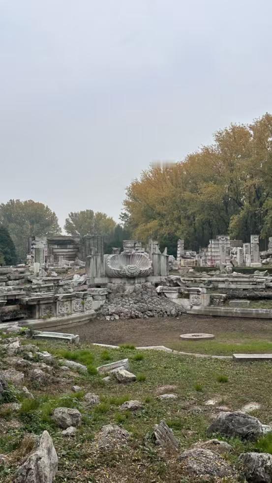 很多人一直以为圆明园是被八国联军烧毁的，但其实这是个误会。真正将圆明园主要建筑全