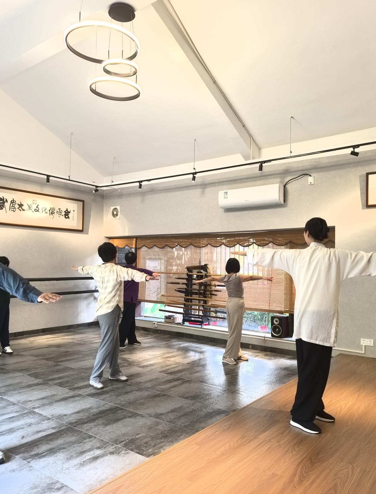 办公室打工人，快来学这个“向后瞧”的神仙动作
📍广州 尚武拳舍·武当太极·传统