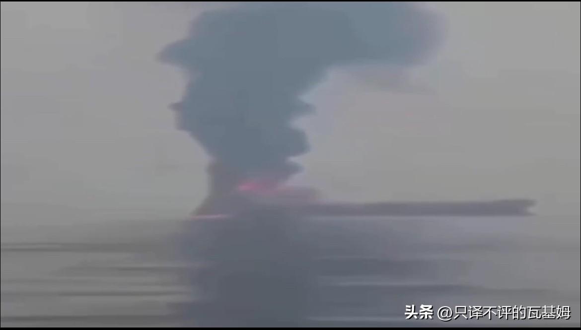 突发！一艘大型油轮在霍尔木兹海峡被击中，目前正在下沉！
2026年3月1日，伊朗