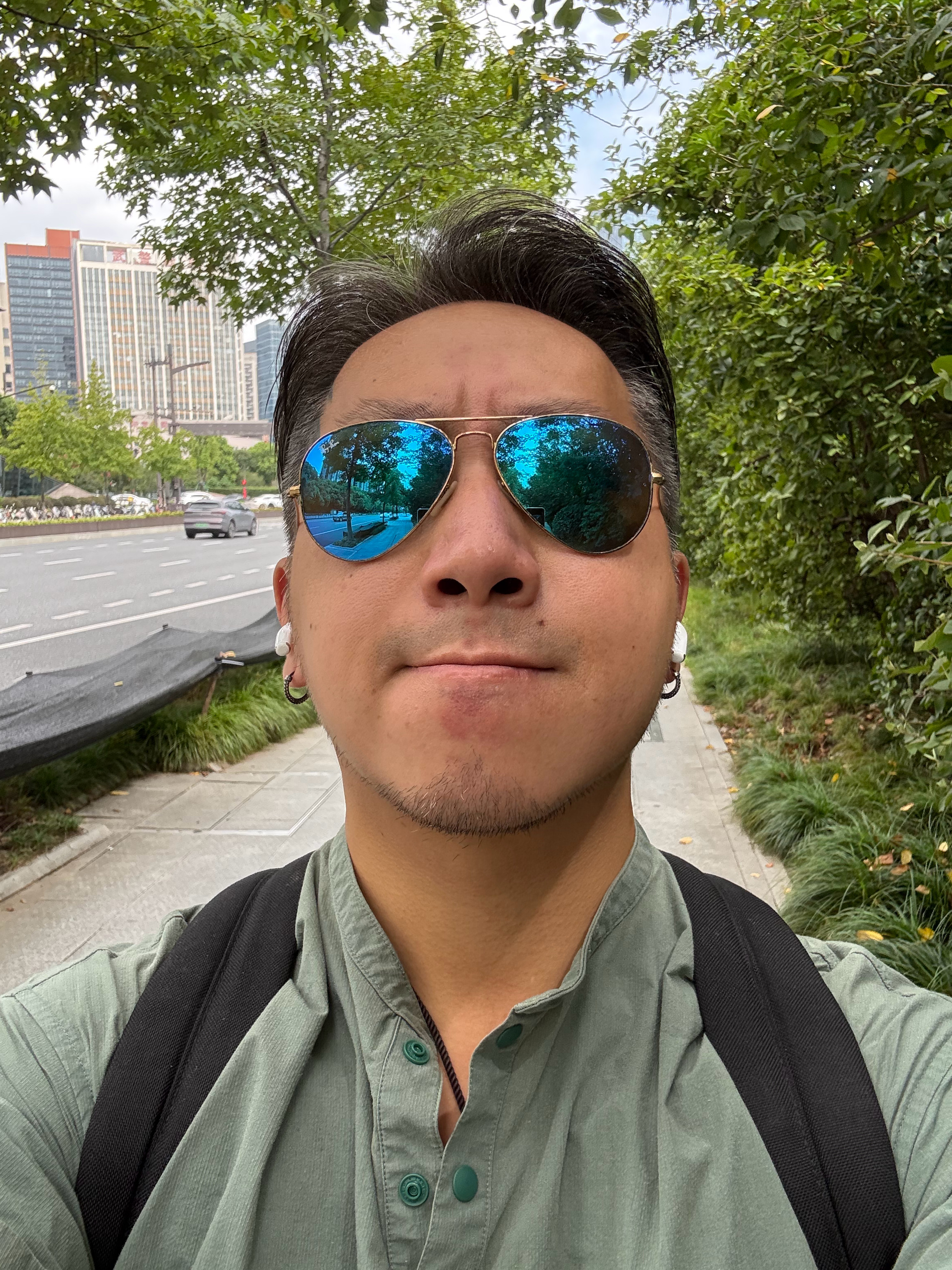 好久没穿着（正常）衣服出门了好热🥵 