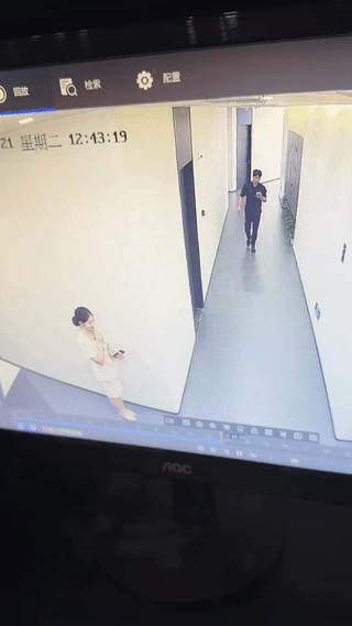 女孩站在拐角处原本是想吓一下她的女同事？
结果却不小心吓到了一个年轻的帅哥？
这