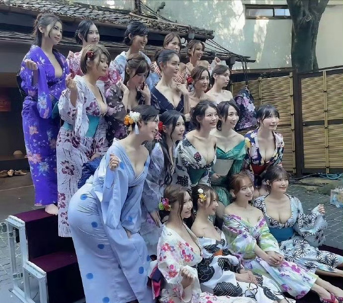 日本的女演员，都是一群穷苦人家的孩子，早早出来赚钱。