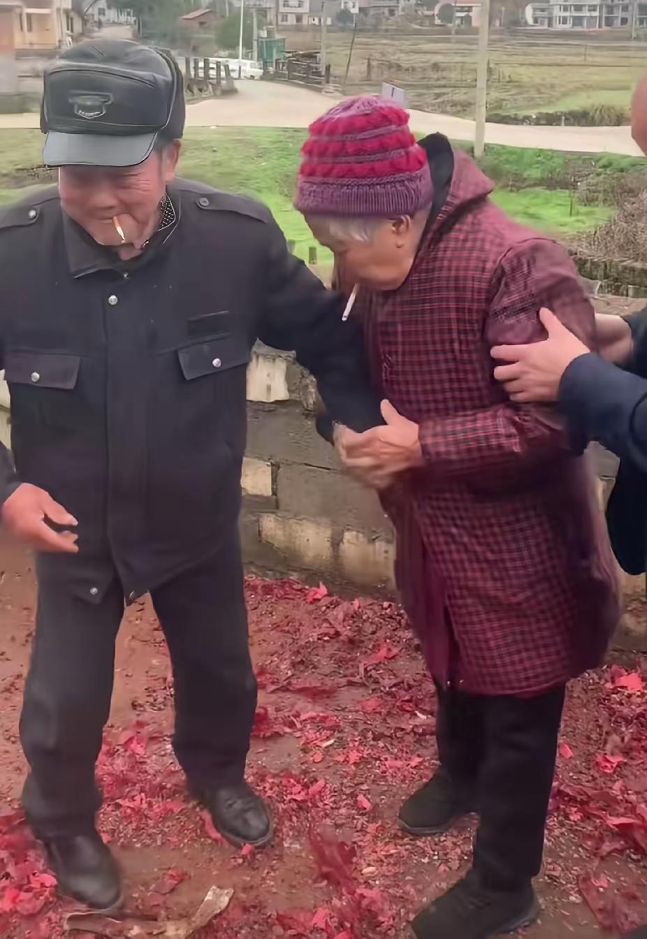 大年初二的江西农村，院坝里俩老宝贝正推来推去，旁边的家人先是忍不住笑，笑着笑着眼