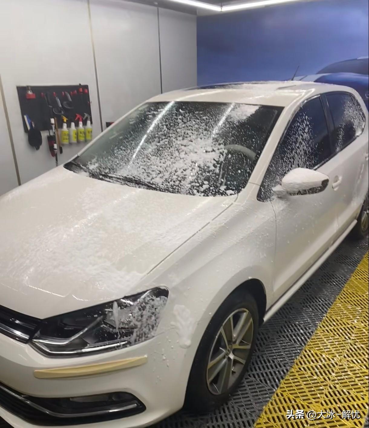 一位月薪3万的4S店销售经理，冲完季度销冠，叫了次上门汽车精洗服务。

师傅蹲在