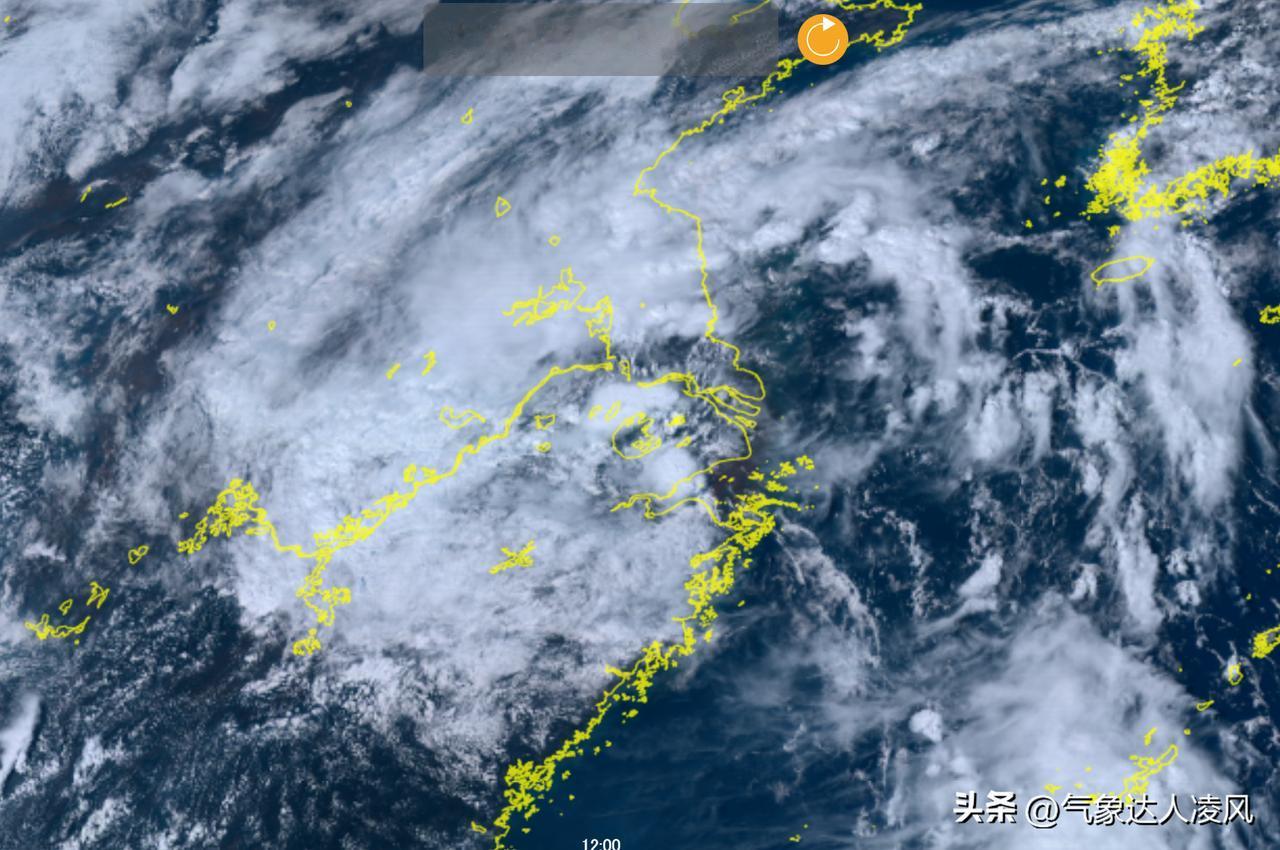 台风胚胎94W即将在浙江中部沿海登陆，但由于其中心完全裸露，今天登陆地附近反而以