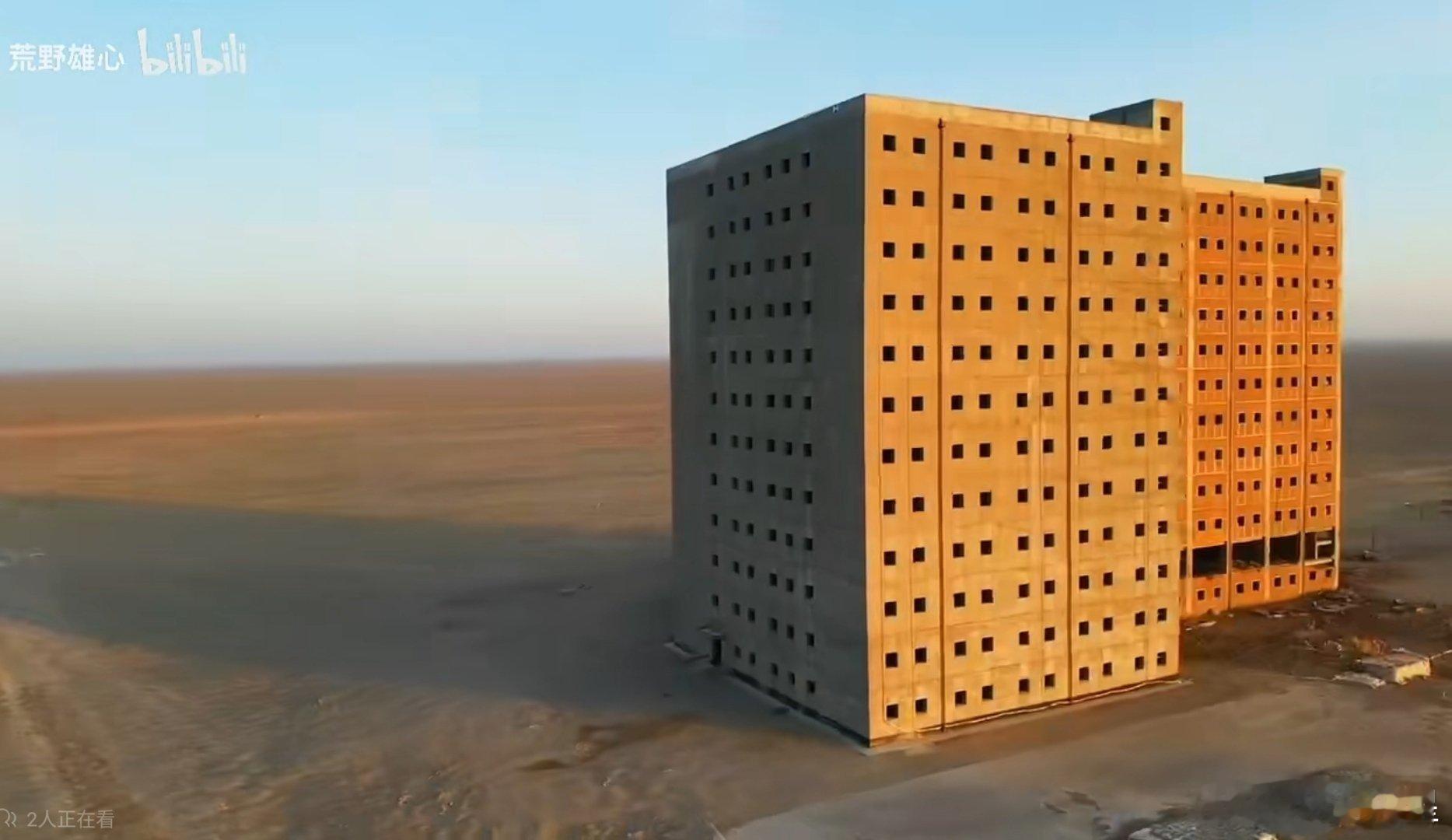 老照片了，有人拿无人机拍摄了火箭军的巡航导弹毁伤测试大楼。 