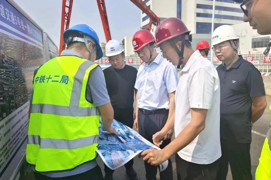 市轨道集团持续开展在建工程防汛督导检查

市轨道集团党委书记、董事长一行检查了5