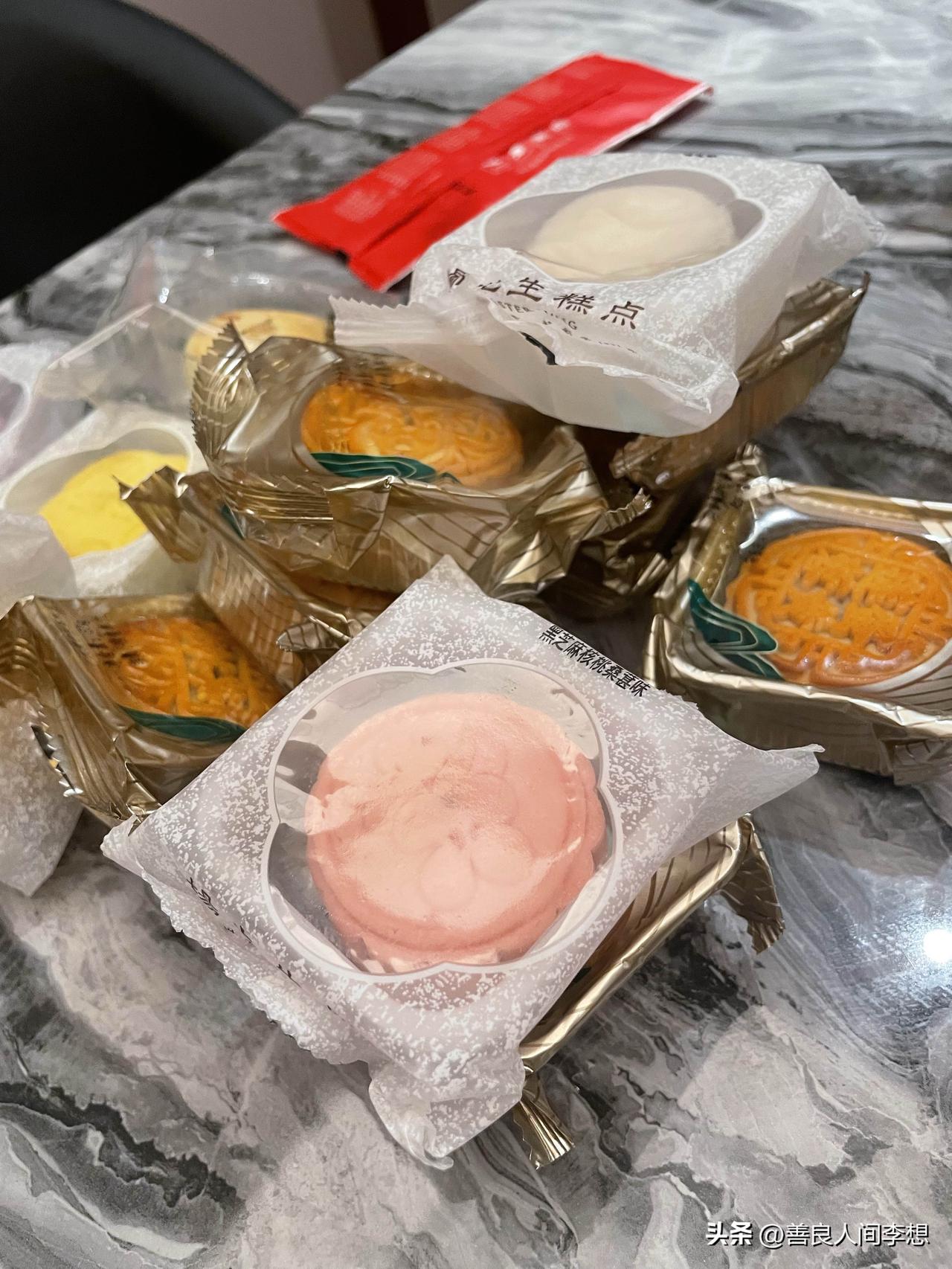 十五的月亮十六圆，十六的月饼一块钱，没吃月饼的今天去买月饼可能和十五前的价格就判