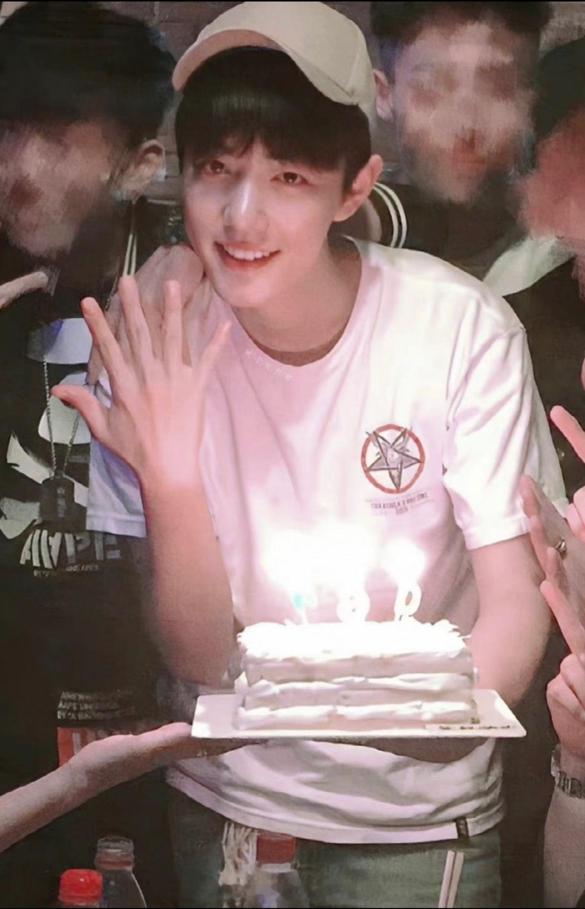 肖战生日快乐🎂🎂🎂[礼物][礼物][礼物] ​​​